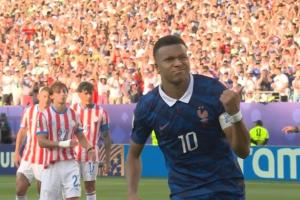 大帅了！姆巴佩点射破门，庆祝手指指向身旁，表情非常“嚣张”