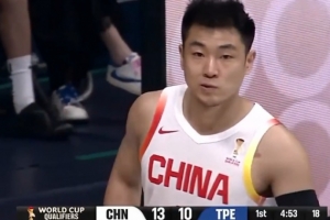 可惜啊！赵继伟抢断被吹犯规 随即被高诗岩替换下场