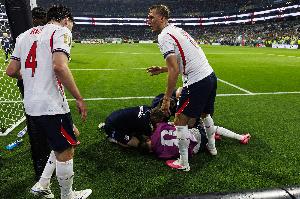 英媒：亨德森正等待手术，以治疗赛后庆祝期间导致的桡骨骨折
