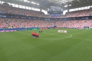 英格兰vs挪威开球前，两队为离世的南非国脚亚当斯默哀