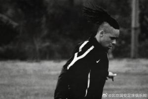 国安官方：沉痛获悉前球员马努因车祸不幸离世，向其家人致以哀悼